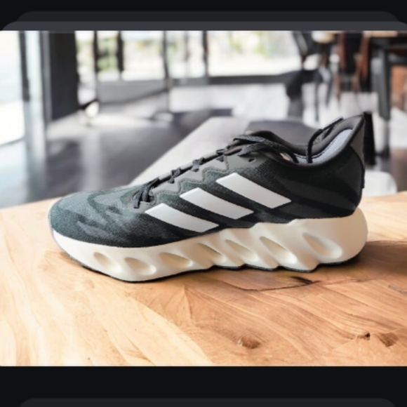 ADIDA SWITCH FWD RUNNING - Picture 3 of 5